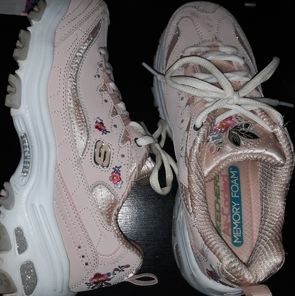 Shoes - Sketchers size 7